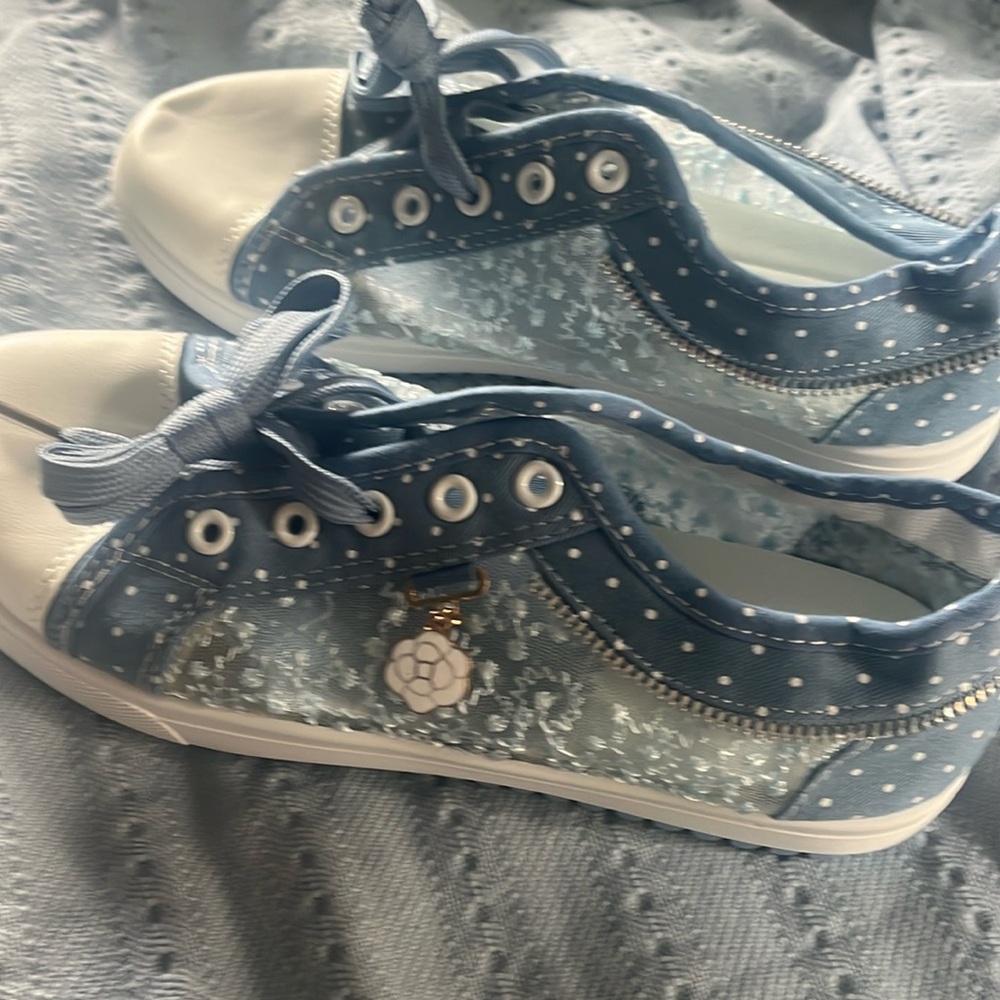 NEW Comely sneakers …. Brand new !! Just arrived ! Size 41. Size 9 .